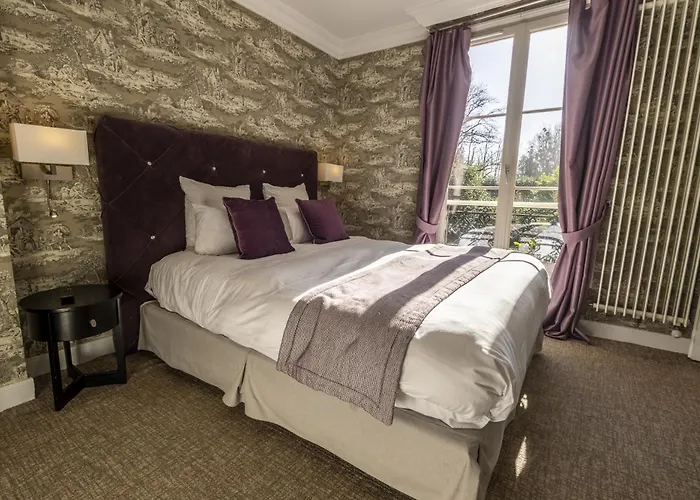 Bray-et-Lu Hotels