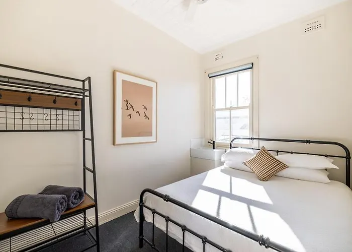 Adelong Hotels