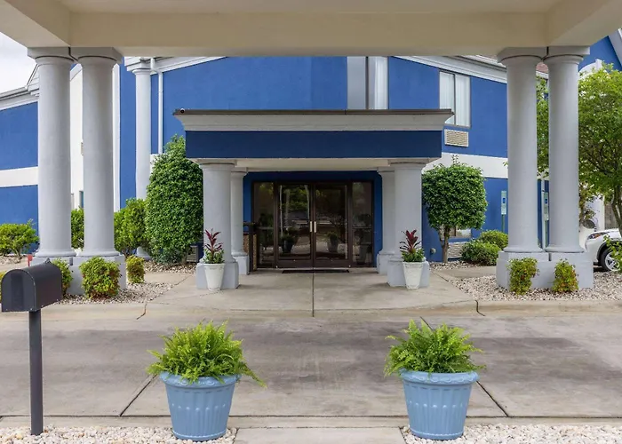 Louisburg Hotels