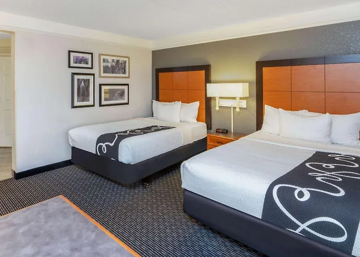 La Quinta By Wyndham Pueblo Hotel