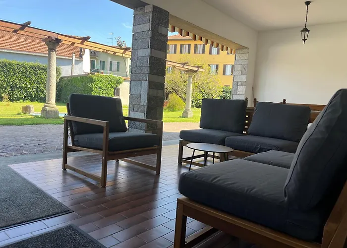 Bella Vita Guesthouse -parcheggio privato interno Arona