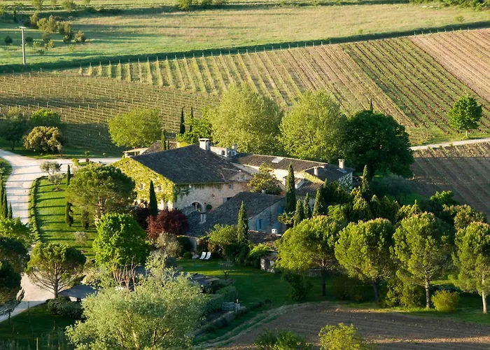 Menerbes Hotels