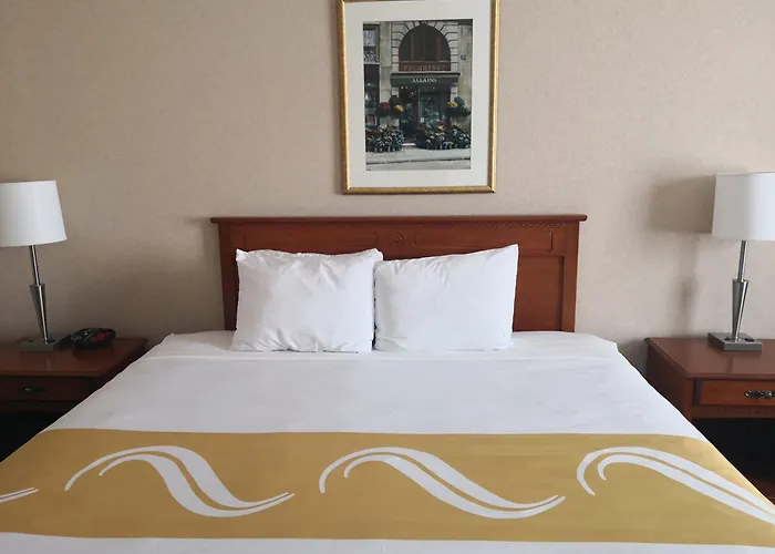 Hawkesbury Hotels