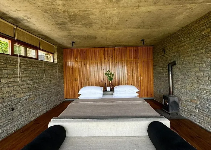Binsar Hotels