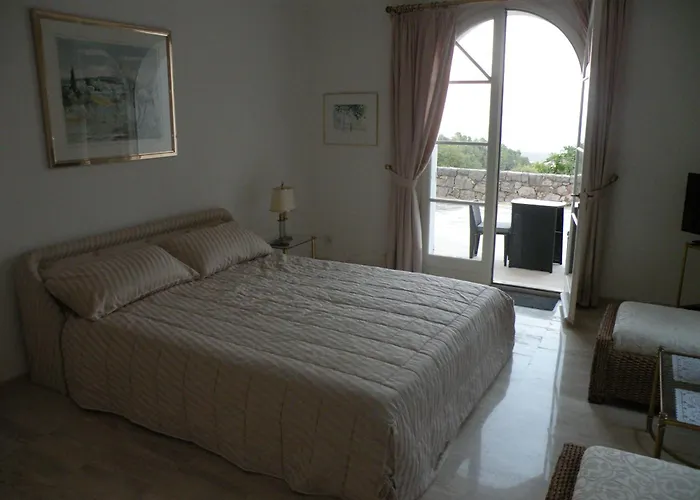 Chambre Luxueuse Au Calme Avec Vue Panoramique Sur La Baie De Cannes Et L Esterel Immense Piscine