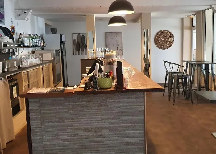 Hotel Restaurant Calypso, à 10 m de la plage Fos-sur-Mer
