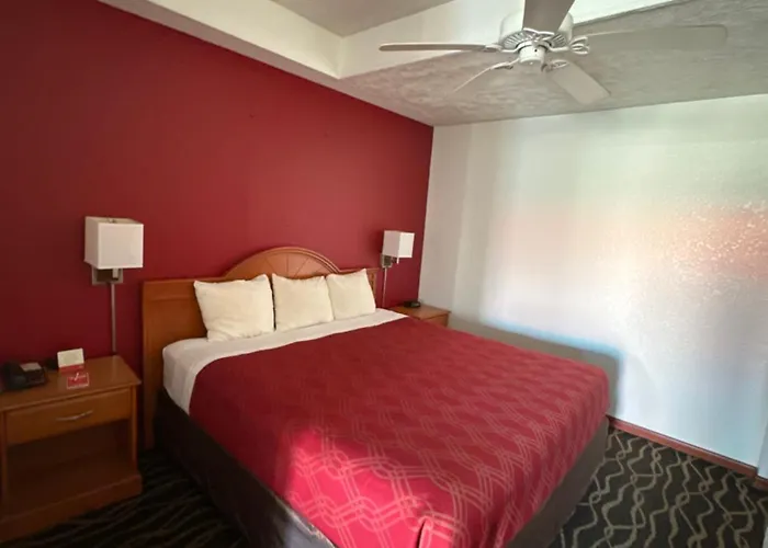 Econolodge Inn & Suites Albany
