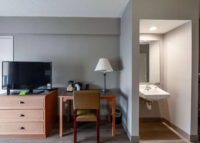 La Quinta By Wyndham New Haven Hotel