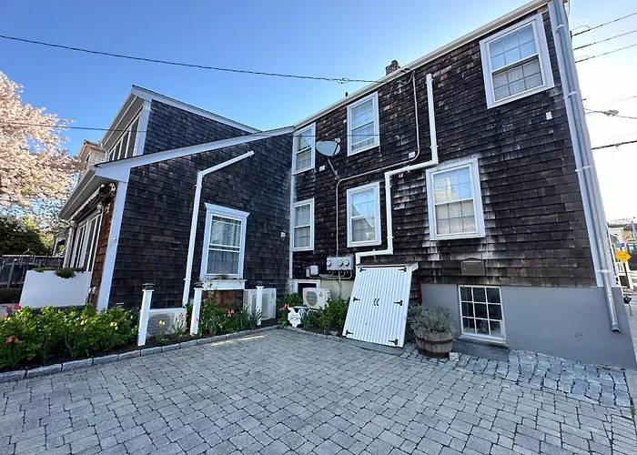 Entire Historic 5 Bed 5 Bath Inn Sleeps 17