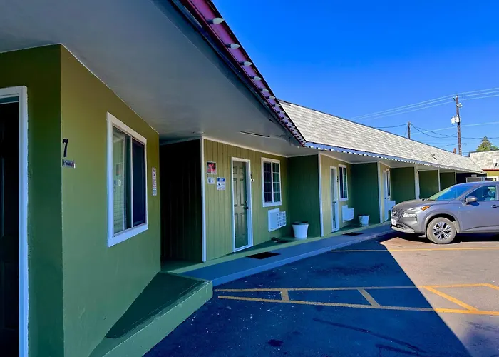 Chalet Motel - Affordable Stay In Central Bend