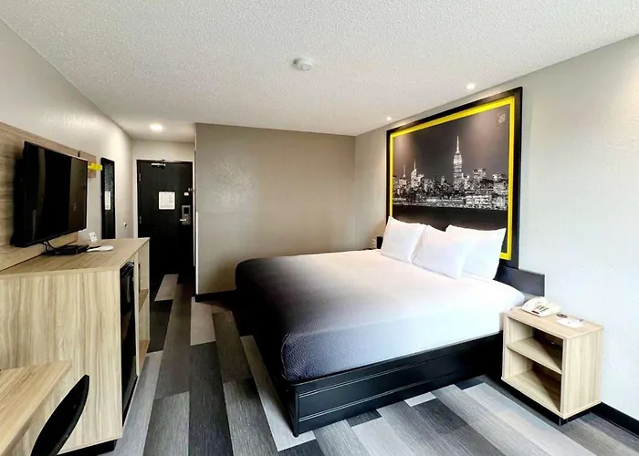Super 8 By Wyndham Cedar Rapids Hotel