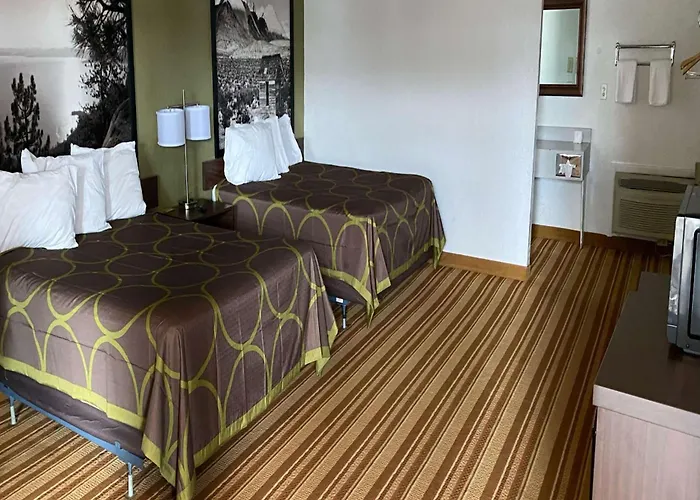 Super 8 By Wyndham Wells Hotel