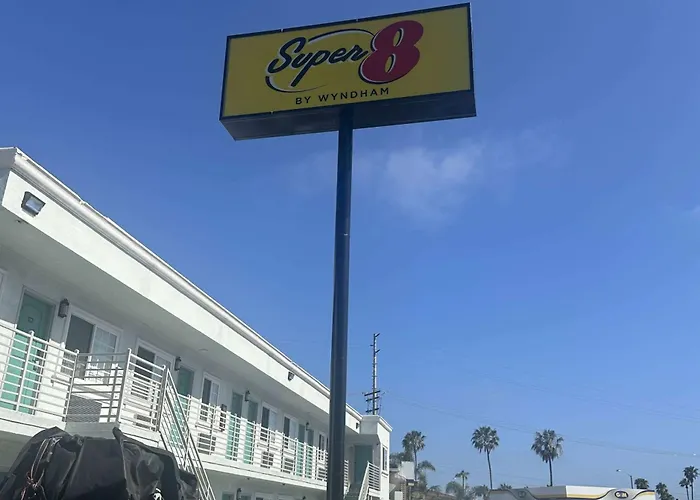 Super 8 By Wyndham Oceanside Downtown
