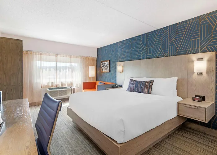 Laconia Hotels With Pool