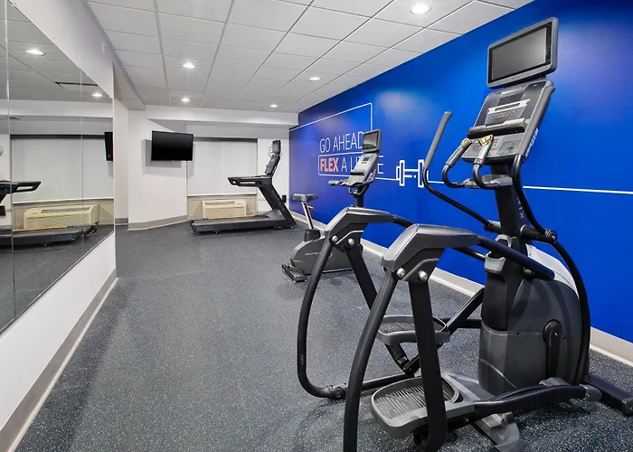 Holiday Inn Express & Suites Milwaukee Nw - Park Place By Ihg