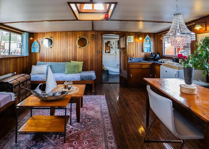 Boat 'Opoe Sientje' Bed and Breakfast Nijmegen