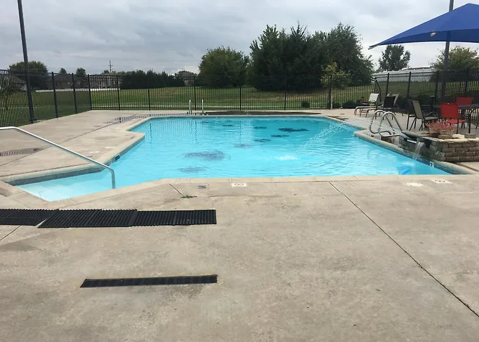 Paola Hotels