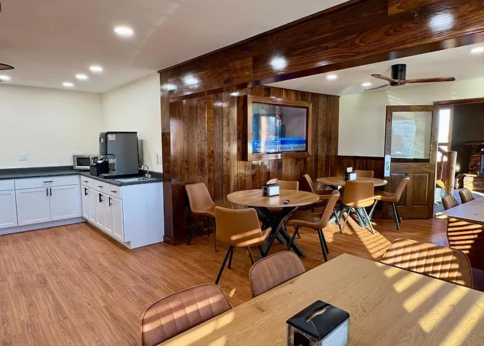Kadoka Hotels