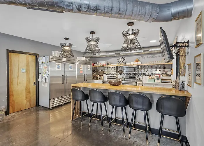 Pet Friendly First Floor Room Near Purina Farms Pacific