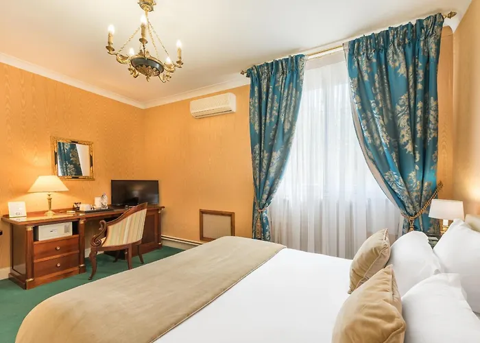 Grand Hôtel Des Templiers Reims