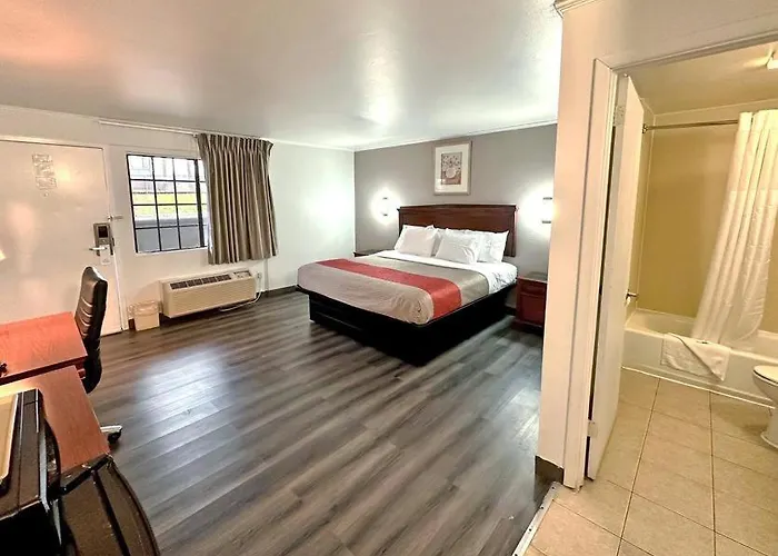 Red Carpet Inn - Stamford