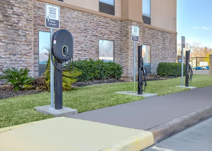 Clute Hotels