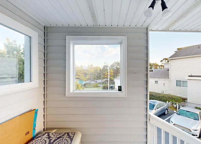 Cozy Ocean-View Condo Near Beach & Coastal Events Lincoln City