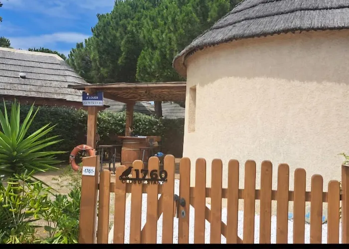 A Barcarès l 'été s'installe sous les pins en bord de lac marin et à 800m de la plage joli mas de pêcheurs charmant confortable rénové 8 couchages possibles Le Barcarès