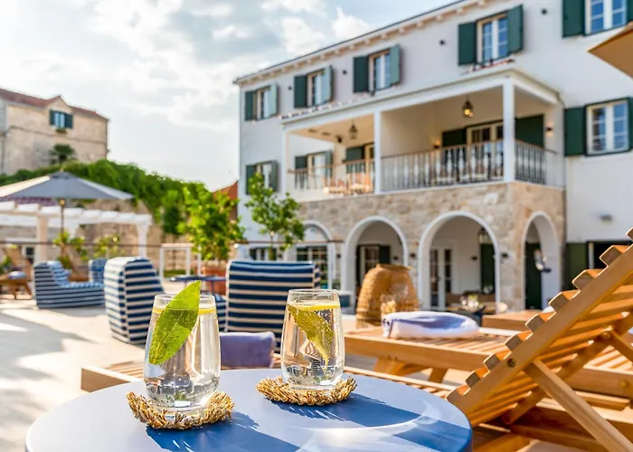 Hotels in Postira