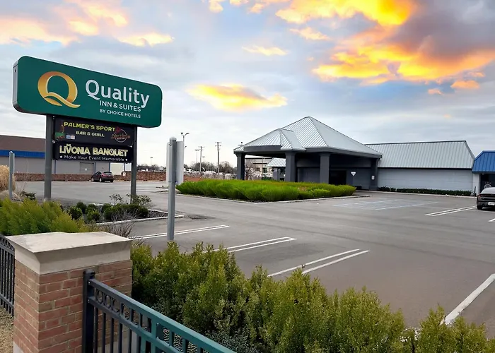 Quality Inn & Suites Banquet Center Livonia