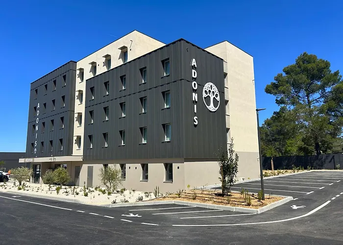 Hotels in Signes