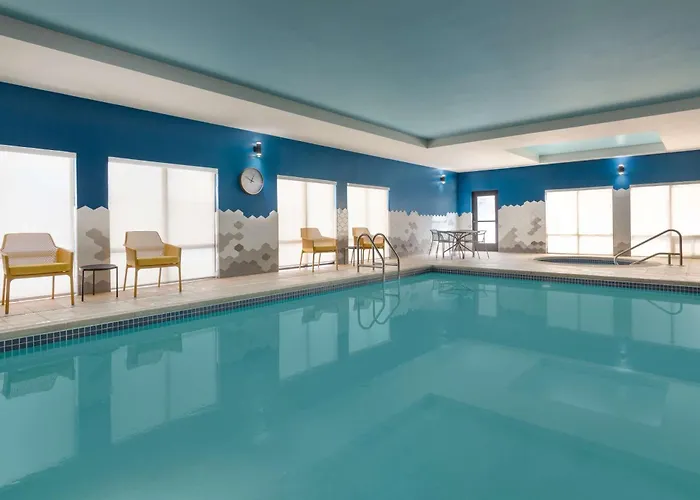 Greater Napanee Hotels With Pool