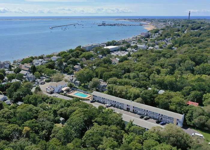 Truro Hotels With Pool