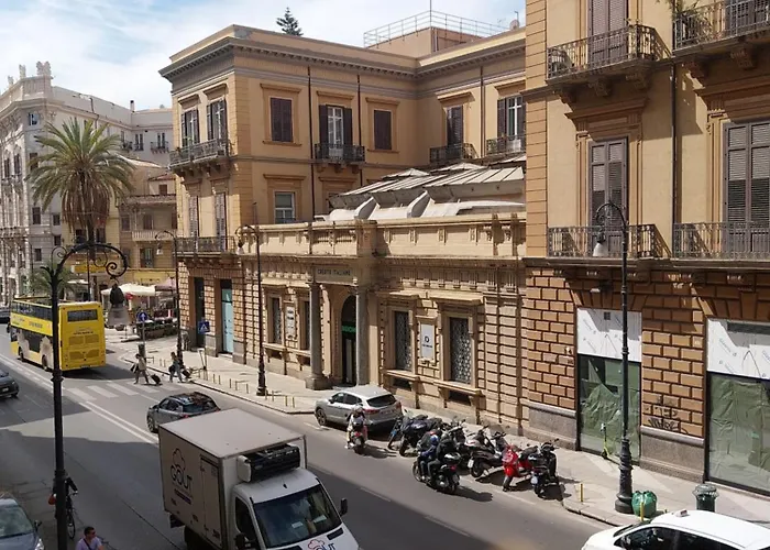 315 Via Roma Rooms Centro