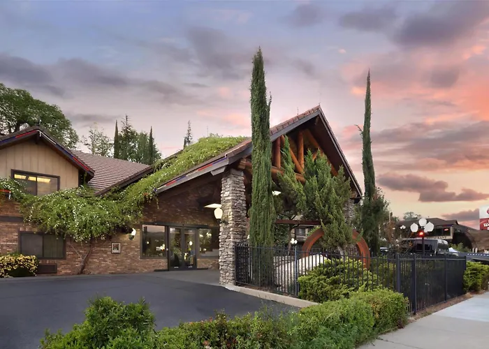 Oakhurst Hotels