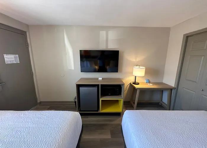 Farmington Hotels