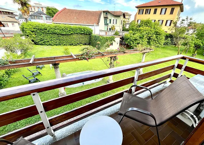 Bella Vita Guesthouse -parcheggio privato interno Arona