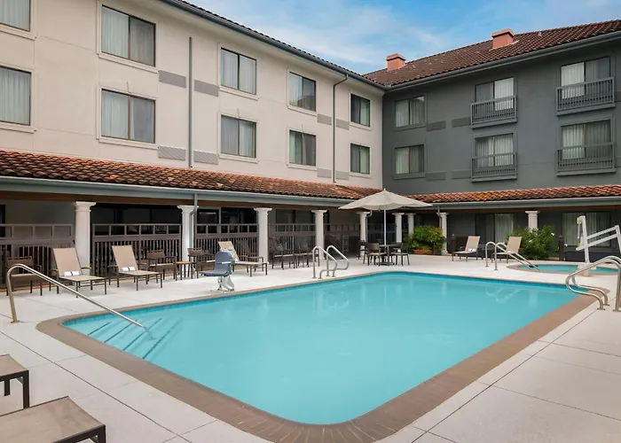 Courtyard By Marriott Houston Rice University