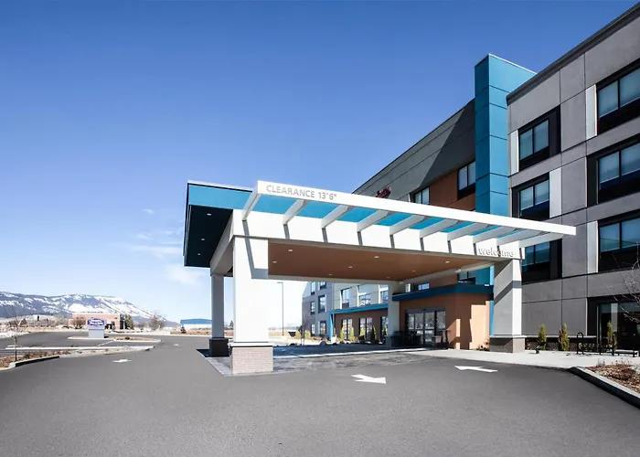 La Grande Hotels With Pool