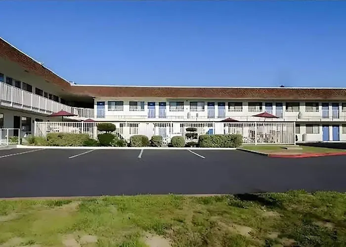 Super 8 By Wyndham Turlock Hotel