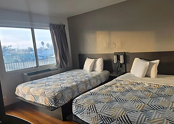 Super 8 By Wyndham Tracy Hotel