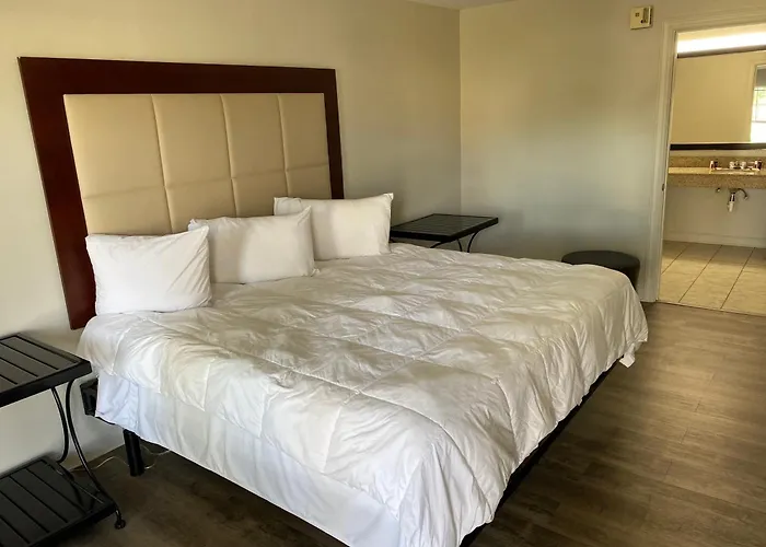 Glennville Hotels