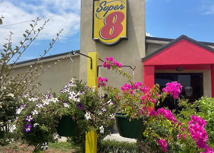 Super 8 By Wyndham Monroe Hotel