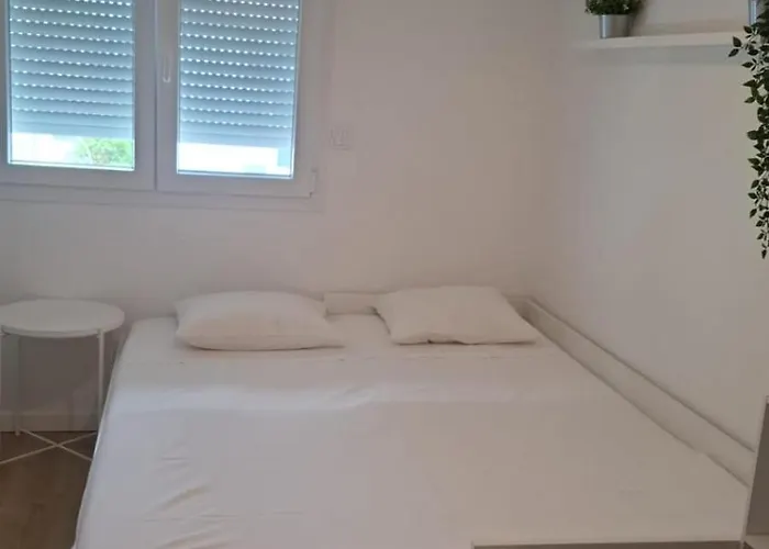 Carcavelos Beach & Nova Sbe Private Rooms In Shared Serviced Apartment 24 Oeiras