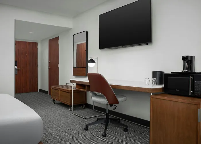 Courtyard By Marriott Bloomington Hotel