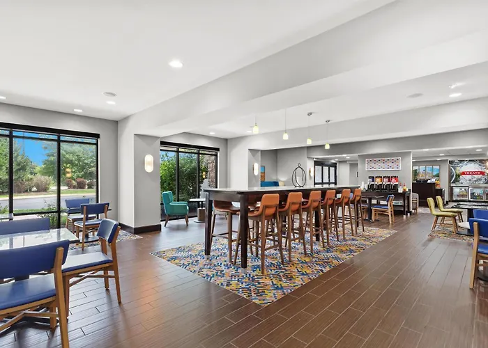 Hampton Inn Dekalb - Near The University