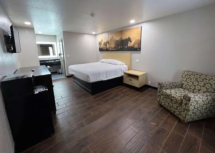 Days Inn & Suites By Wyndham - Canton First Monday Trade Days