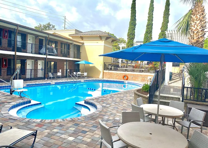 Days Inn By Wyndham Pensacola - Historic Downtown