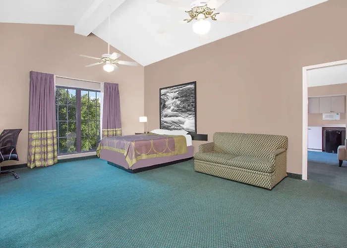 Super 8 By Wyndham Austell/Six Flags Hotel
