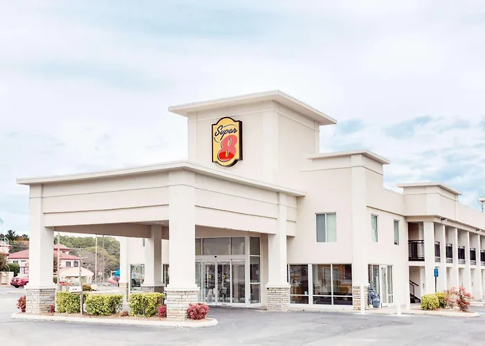 Super 8 By Wyndham Dalton Hotel